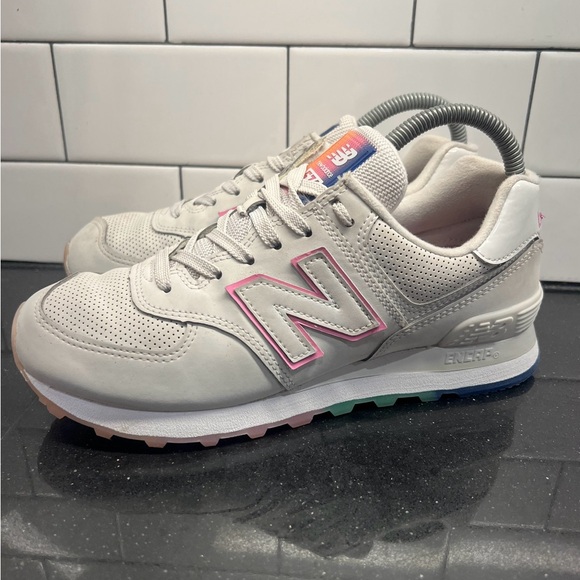 New Balance 574 Classic Shoes Sneakers WL574SOL Size 7.5 B - Picture 2 of 9